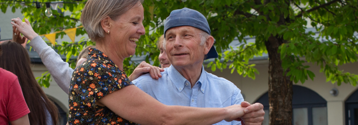 Par som danser norsk folkedans.