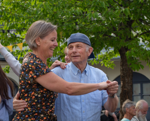 Par som danser norsk folkedans.