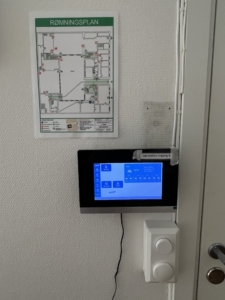 Dørtelefon inne i salen